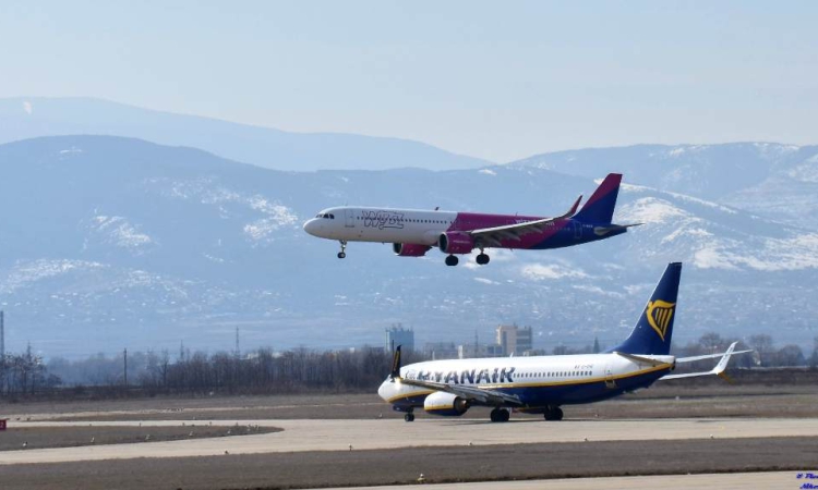 Бурният вятър блокира полети на летище София